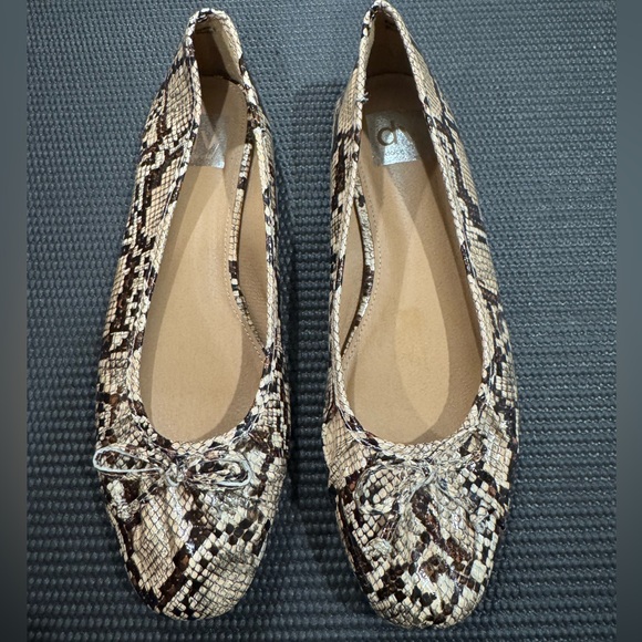 Chic Dolce Vita Snakeskin Patterned Flats - Picture 1 of 4